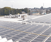 屋上に設置された太陽光パネル写真1